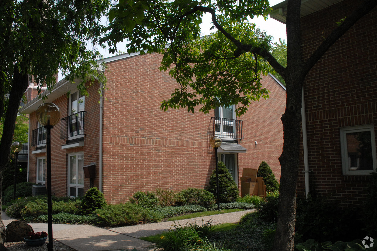 Building Photo - East Market Street Townhouses