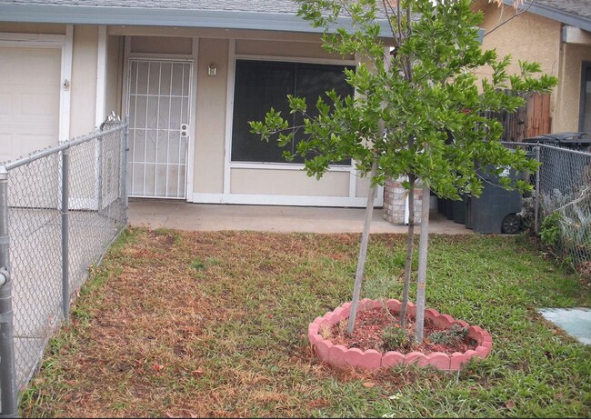 Building Photo - 2 Bed 2 Bath Duplex!