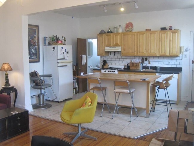 open plan kitchen/livingroom - 752 S Marshall St