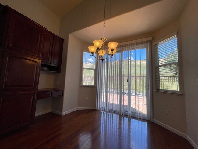 Foto del edificio - Fireplace in Living Room, Backyard Patio, Hardwood and Laminate Flooring