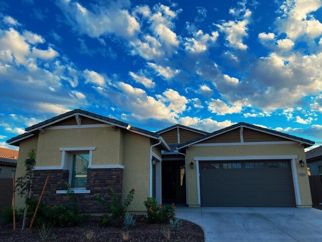 Building Photo - 9329 W Sells Dr