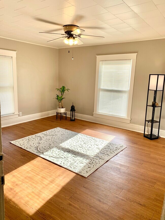 327 N Market St, Oskaloosa, IA 52577 Townhome Rentals in Oskaloosa IA