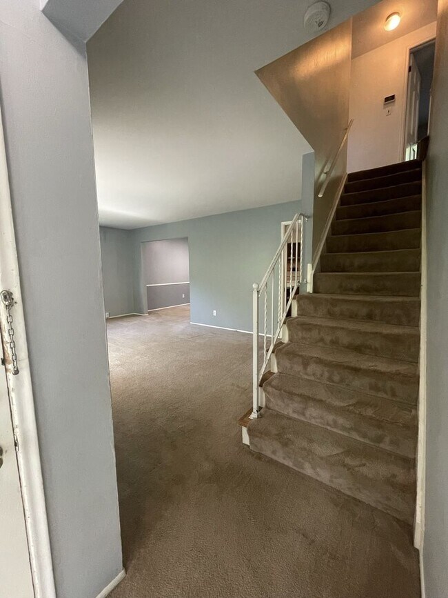Foto del edificio - Spacious Four Bedroom Home Available Summer of 2026!