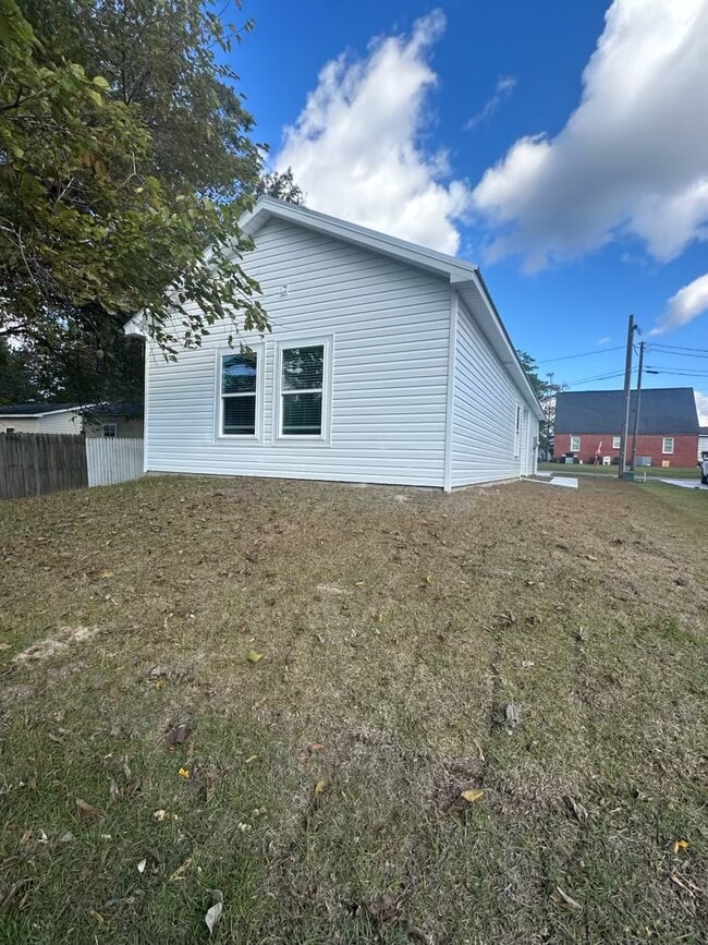 Photo - 405 Apple Ln House