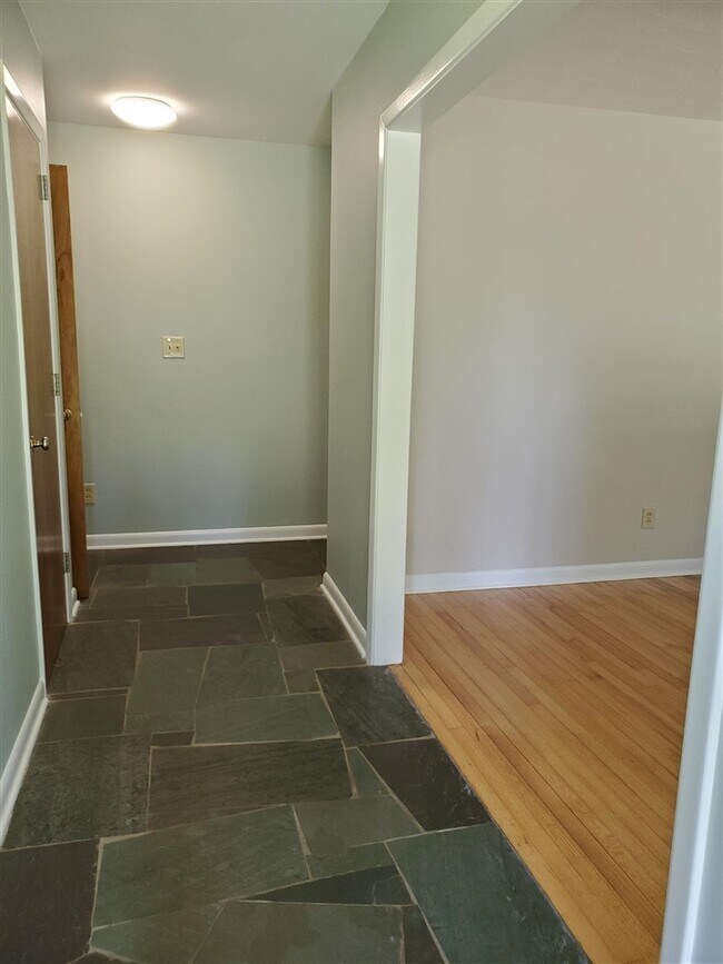 Building Photo - 2305 Trescott Dr
