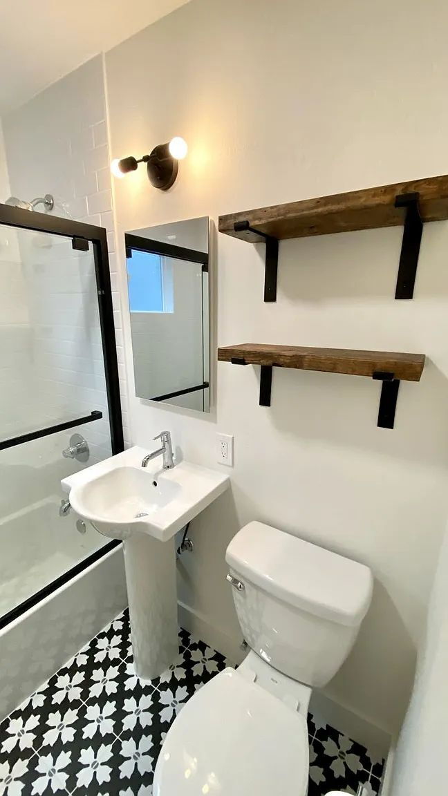 Building Photo - Small home with great room style.