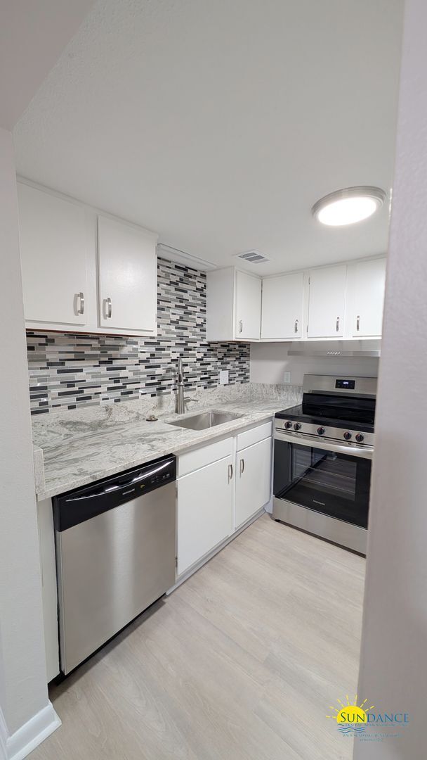 Building Photo - Expansive waterfront covered patio off this fully renovated Fort Walton Condo!