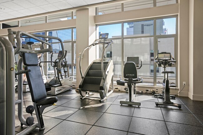 Foto del edificio - Sunny East Village 2-Bedroom at Alta! Smal...