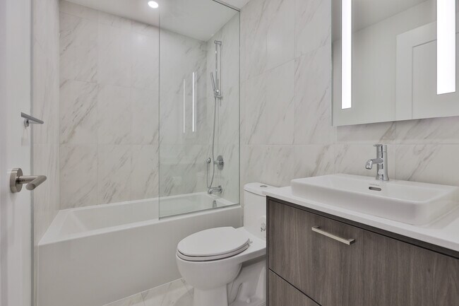 Main Three Piece Bath - 858 Dupont St