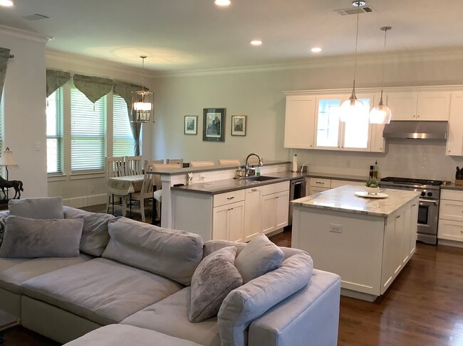 Great room/breakfast nook, kitchen counter seating - 609 Aqua Dr