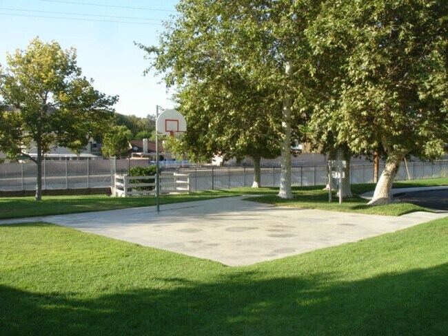 Building Photo - Charming 2-Bedroom Condo in Bouquet Canyon Village, Saugus!