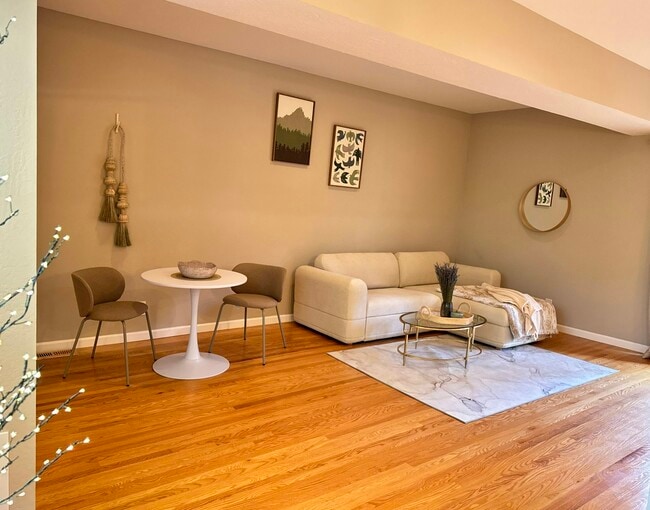 Building Photo - 760 La Mesa Dr