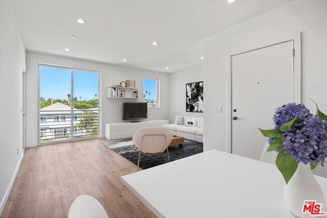Foto del edificio - 222 N Manhattan Pl