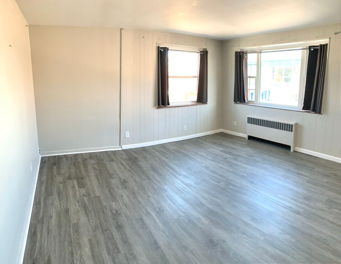 Living rm - 7609 Hamilton Ave