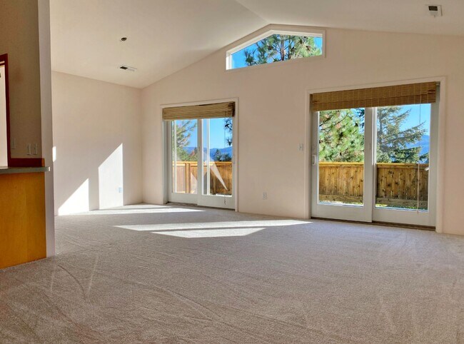 Foto del edificio - Cute Townhouse On Private Drive In White Salmon, WA