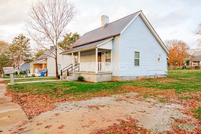 Building Photo - Charming 2 Bedroom in Woodruff!