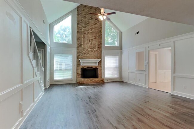 Building Photo - 2058 Lakeville Dr