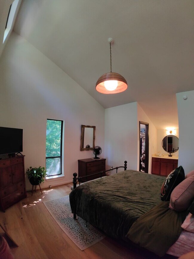 Foto del edificio - Updated Two bedroom Contemporary with huge...