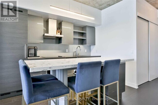 Photo du bâtiment - 1030 King St W