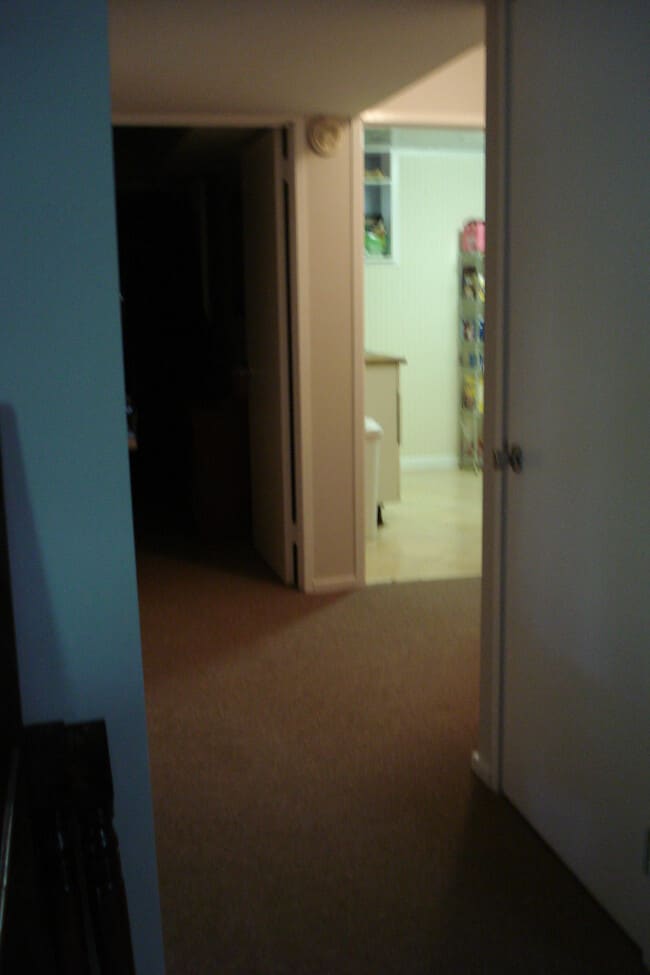 To kitchen and bath - 10112 Stoneybrook Dr