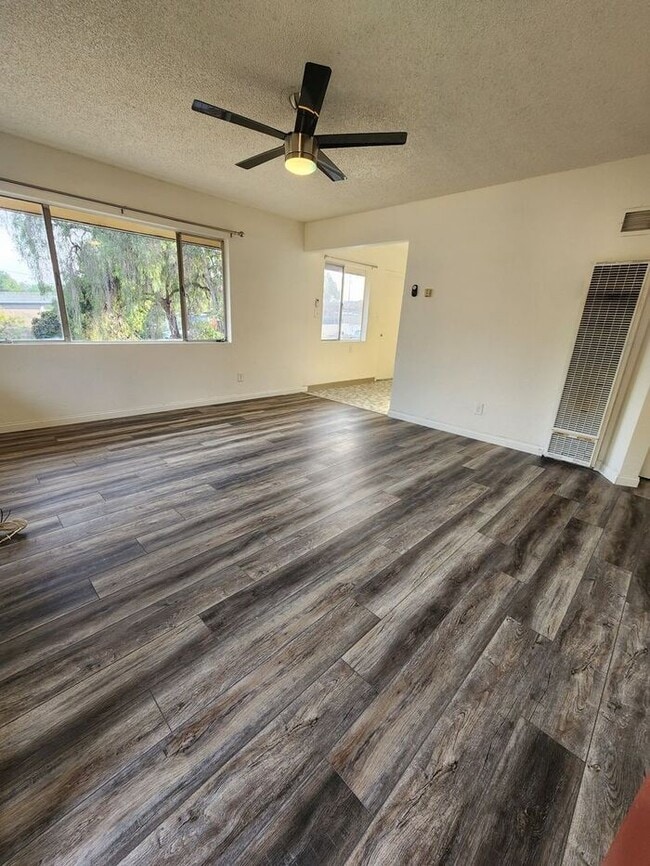 Foto del edificio - Charming stand alone Cottage w/LARGE Bonus...