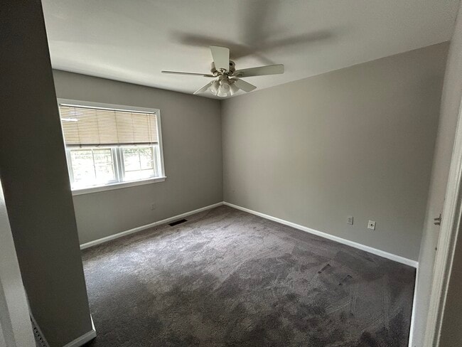 Building Photo - 4863 Chevy Chase Dr