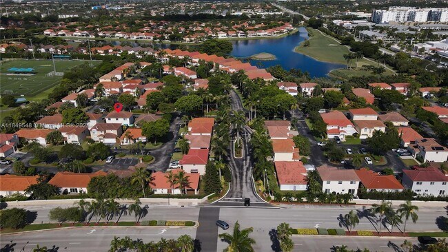 Foto del edificio - 5585 NW 102nd Pl