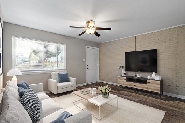 Foto del edificio - Renovated 2BR/1BA Apts Near Downtown Raleigh. 1 Mile to 1-440. Pets Welcome.