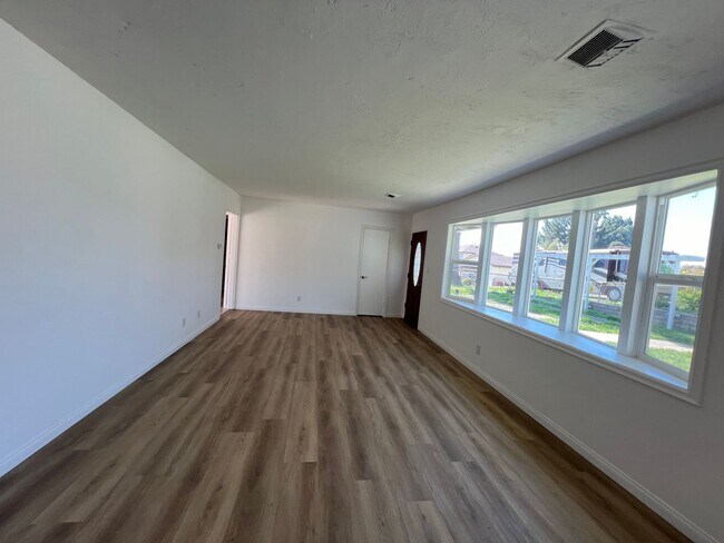 Building Photo - Camarillo Heights Home