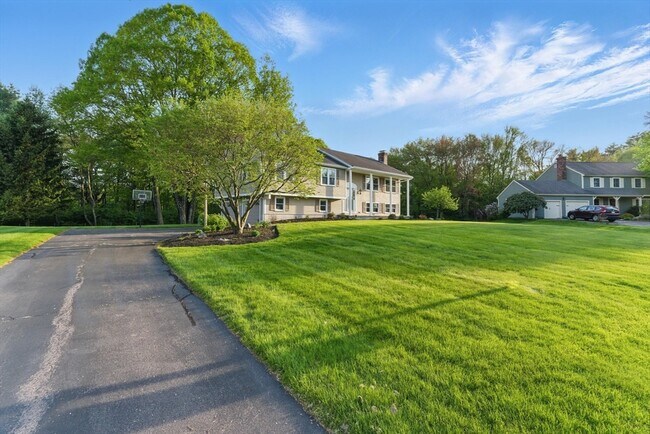 Foto del edificio - 121 Indian Meadow Dr