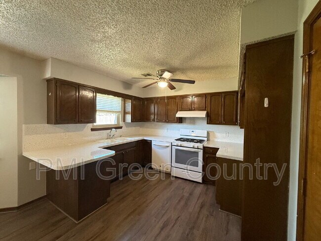 Foto del edificio - 4708 S Maple Ave