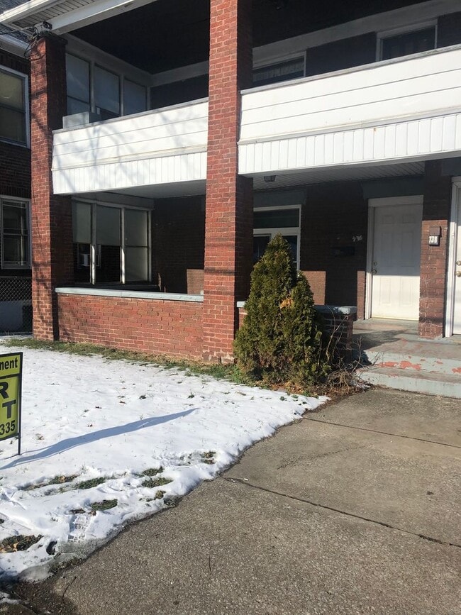 Building Photo - 736 E 26th St