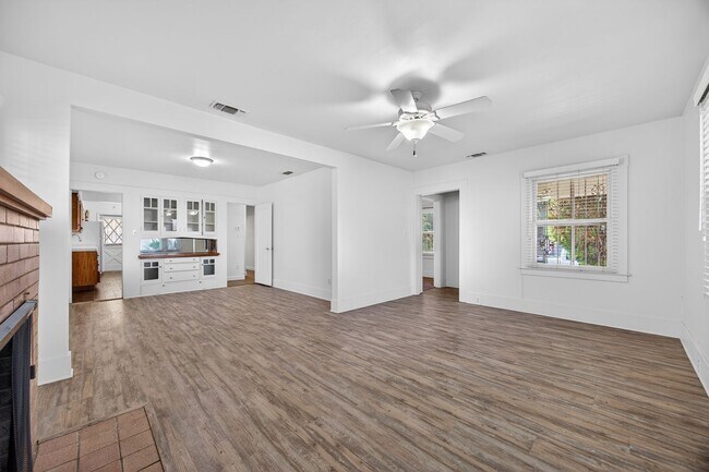 Foto del edificio - Sunlit Comfort on Kerckhoff – Your Next Happy Home!