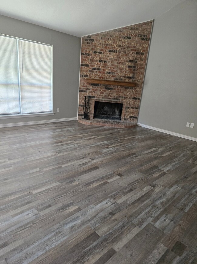 Building Photo - 735 Newport Dr