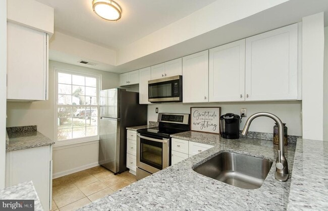Building Photo - 3300 Lakeside View Dr