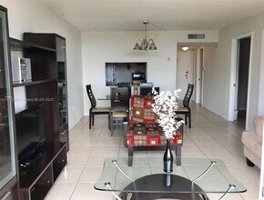Building Photo - 9310 Fontainebleau Blvd