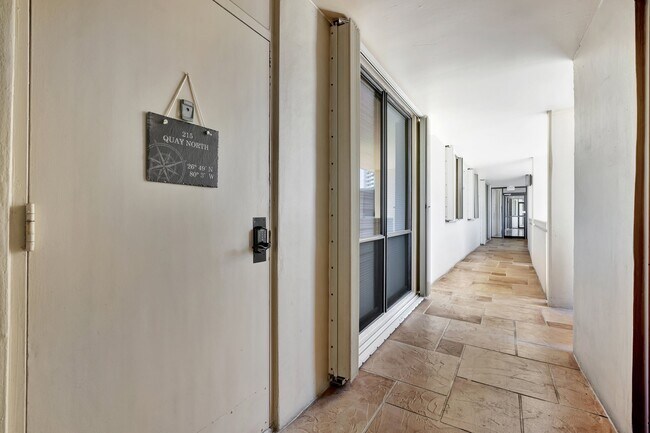 Foto del edificio - 134 Lakeshore Dr