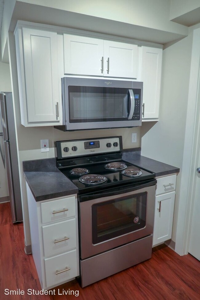 Building Photo - 2 br, 1 bath Room For Rent - 1001 W. Clark