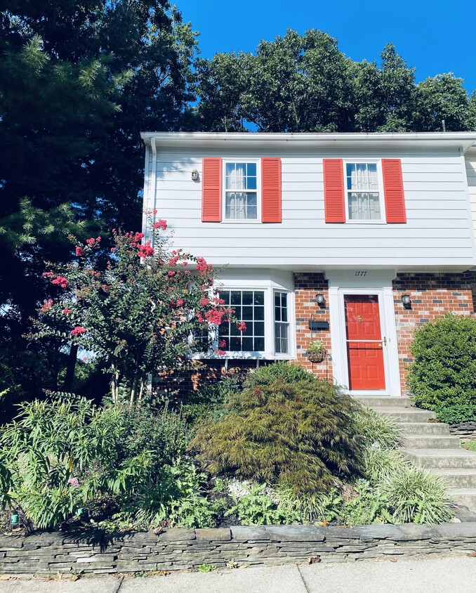 Front of house with landscaped garden - 1777 Redgate Farms Ct