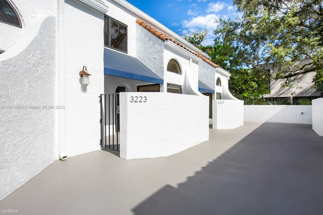 Primary Photo - 2 br, 2.5 bath Townhome - 3223 Mary St # 10