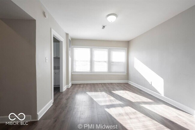 Foto del edificio - 5045 E 10th St