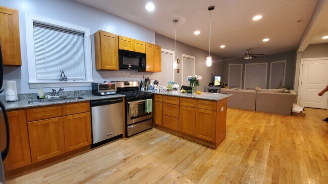 Foto del edificio - 3243 W Leland Ave