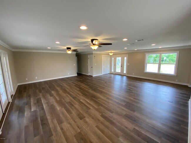 Foto del edificio - 4423 Northshore Rd