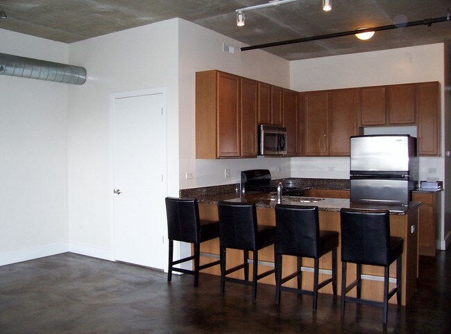 Building Photo - 332 River St