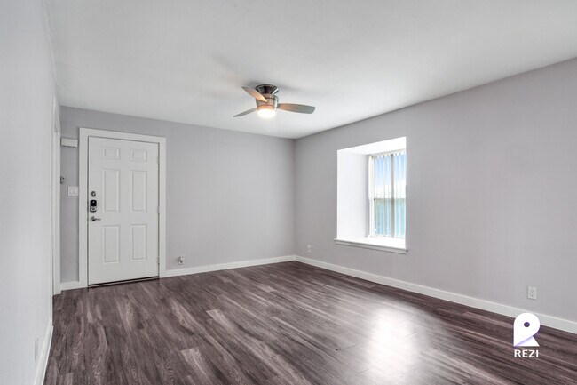 Building Photo - 5005 Manor Rd