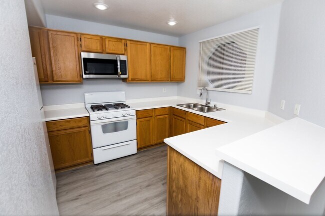 Building Photo - Available Now! 1 Bedroom Corner Condo