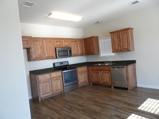 Building Photo - 1208 G-H Country Club Rd