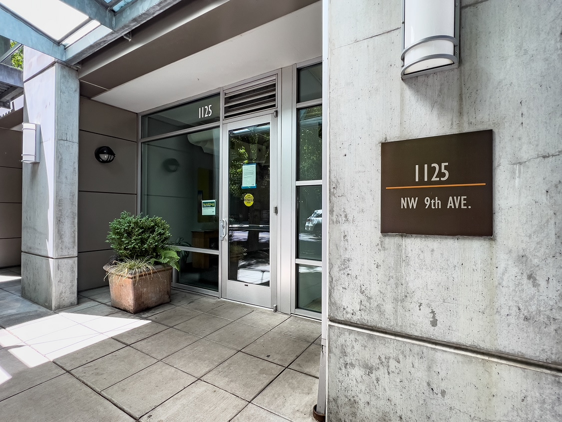 NW 1 Bed 1 Bath + a Den in the Pearl District! Includes W/D, Garage Parking and Storage! - NW 1 Bed 1 Bath + a Den in the Pearl District! Includes W/D, Garage Parking and Storage!