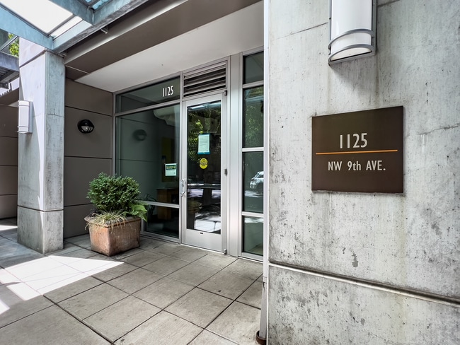 NW 1 Bed 1 Bath + a Den in the Pearl District! Includes W/D, Garage Parking and Storage! - NW 1 Bed 1 Bath + a Den in the Pearl District! Includes W/D, Garage Parking and Storage! Apartment