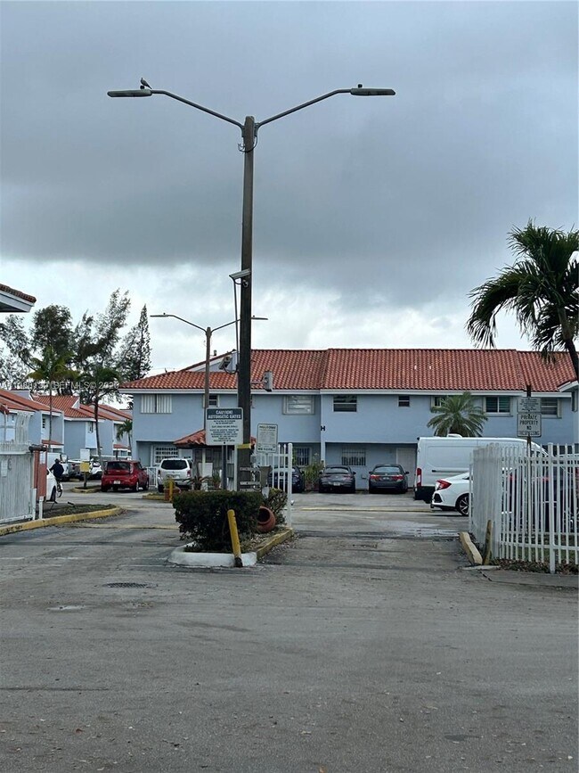 Building Photo - 550 SW 115th Ave